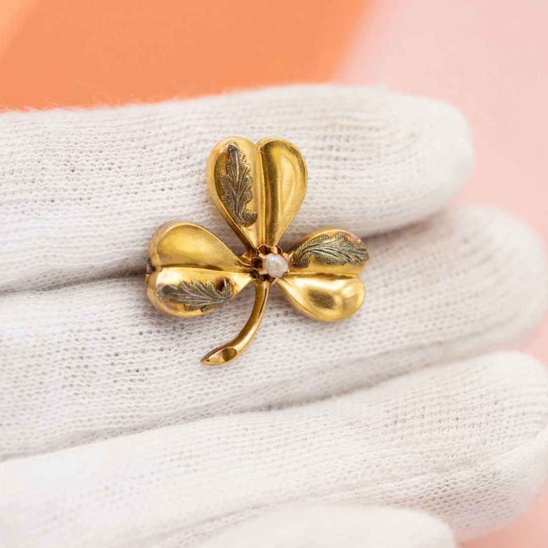 Antique 18K gold Victorian clover brooch with engraved details by AllMagicTreasures